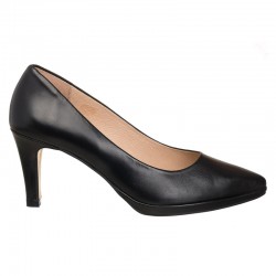 Black leather heeled shoe