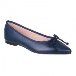 Pointed ballerina in blue...